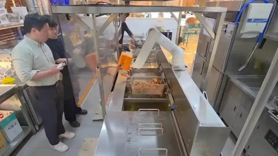 韩国炸鸡店后厨，LAVA 具身操作机器人正在作业。