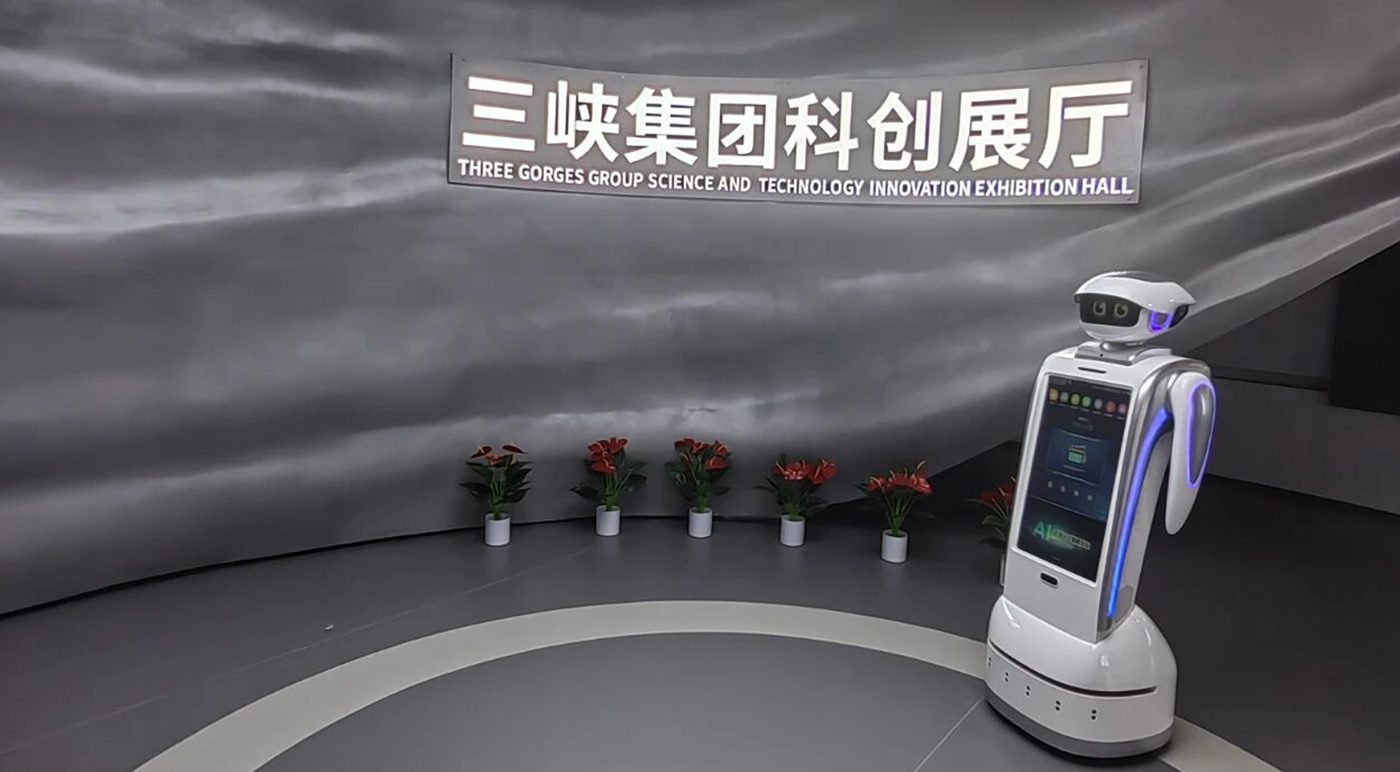 会文志在三峡集团科技创新展厅值班