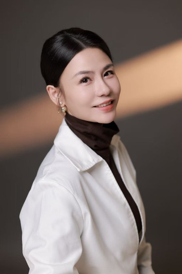 邓静玲，首席财务官